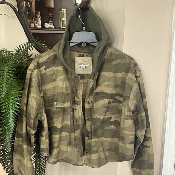 NWOT American Eagle Camouflage Cropped Button Up Hoodie Jacket Olive Shacket - Picture 2 of 13